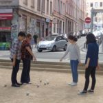 Etudiants qui jouent à la pétanque