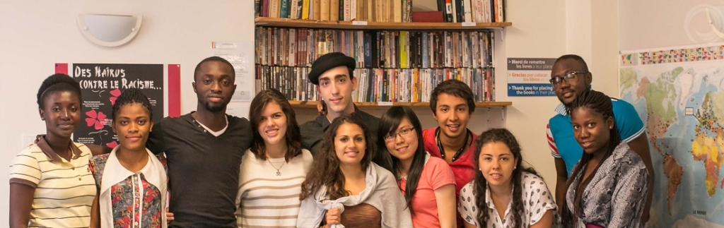 Un groupe d'étudiants internationaux dans le foyer à Inflexyon