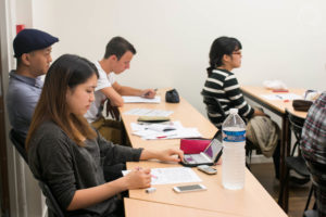 Etudiants pendant un cours de français