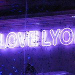 neon "i love lyon" sign