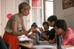 Professeur qui explique le français aux étudiants pendant un cours