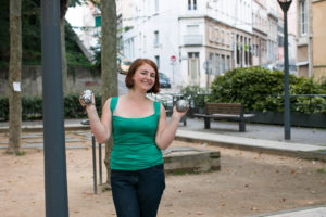 Etudiante qui joue à la pétanque 