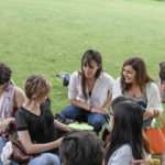 Internationale Schüler, die ein Picknick machen